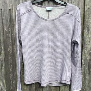 Lightweight pullover Columbia shirt. Nice for layering. Medium.
